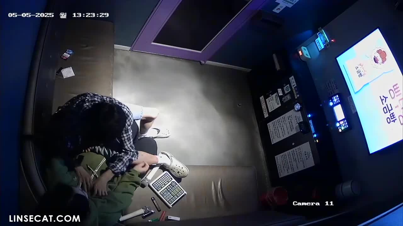 [신작] 5월 최신작! 공갈 젖꼭지를 빠는 남자가 여자친구의 보지를 만지며 가슴을 빨았다. 여자친구가 그의 정액을 삼켰는데, 다른 사람들이 입에서 정액 냄새를 맡을까 봐 두려운 걸까 [해킹된 한국 노래방 IP 카메라] [단독 영상] 썸네일