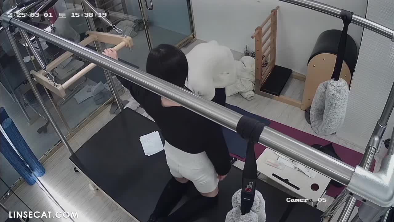 (신작)선생님은 몇몇 소녀들에게 필라테스를 가르치다가 그 기회를 이용해 소녀들의 엉덩이와 생식기를 만졌습니다. 낙타발가락이 너무 예뻐서, 당신이었다면 만져보고 싶지 않겠어요 [해킹된 한국 필라테스실 IP카메라] [단독 영상] 썸네일