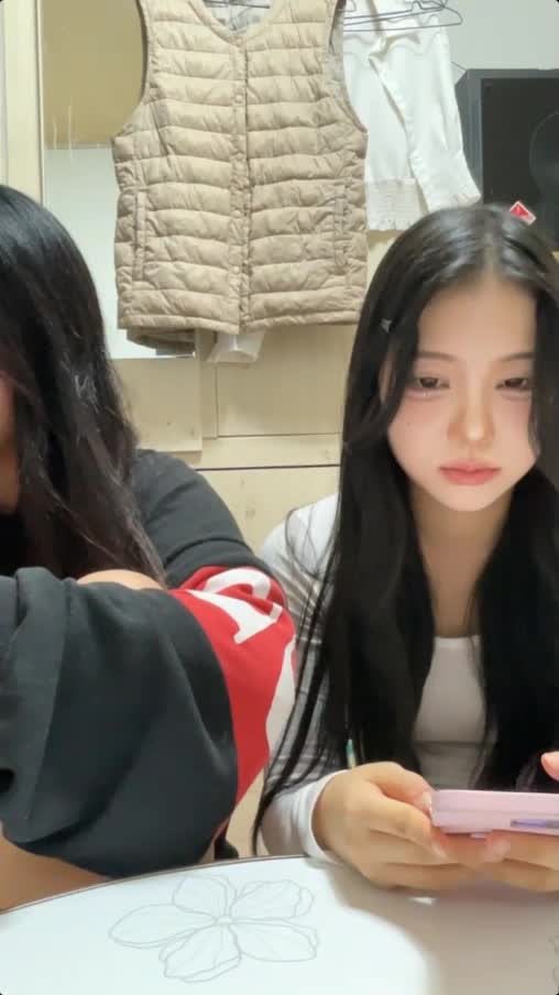 라이브에서 친구가 쑤셔주는 딜도에 흥분한 소은이 썸네일