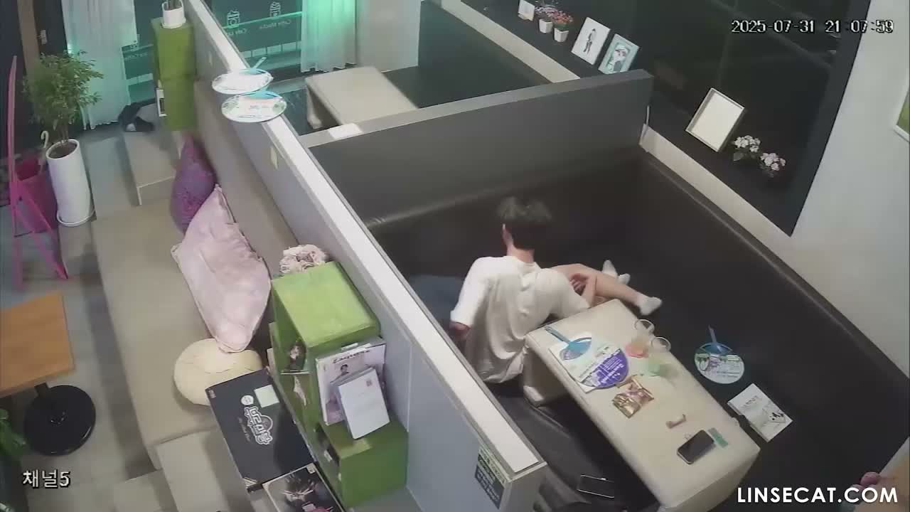[신작] 아름다운 젊은 여성이 사흘 동안 남자친구와 두 번이나 성관계를 가졌다. 처음에는 성적 쾌감을 느끼며 저항했지만, 남자친구가 다양한 옷가지로 발기한 성기를 그녀의 음핵에 문지르는 것을 즐기게 되었다. [해킹된 한국 IP 카메라] [단독 영상] 썸네일